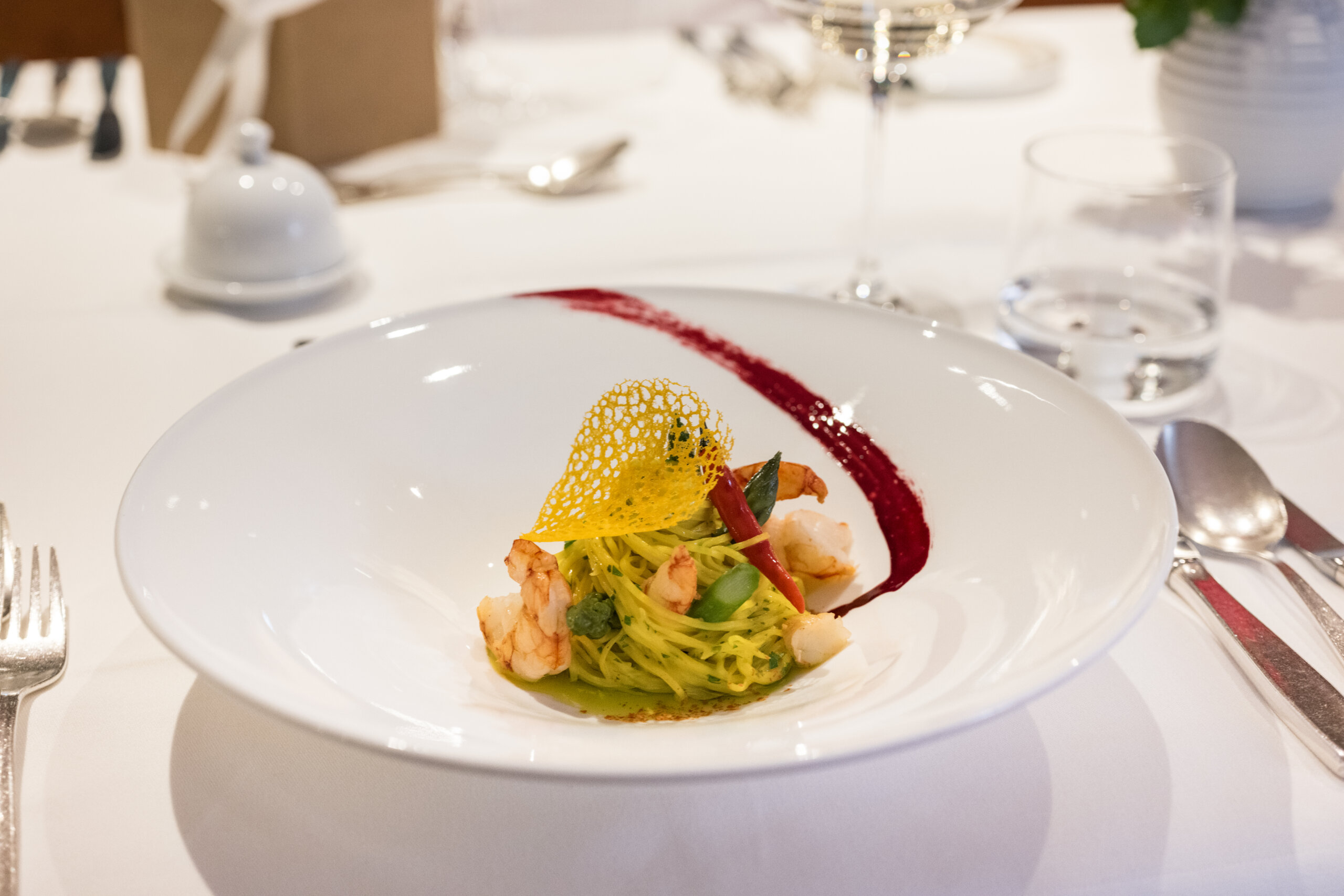 Teller mit Fischgericht - Detail - 5 Sterne Hotel Mirabell Dolomites in Olang