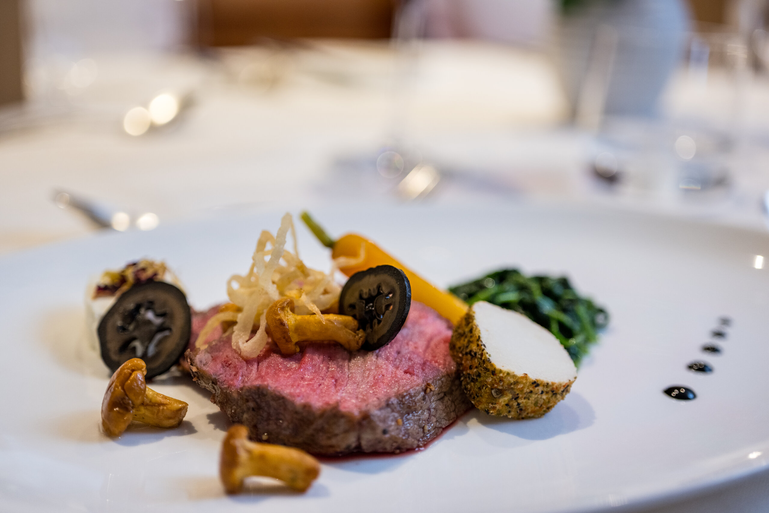 Gericht mit Fleisch & Pilzen - 5 Sterne Hotel Mirabell Dolomites in Olang