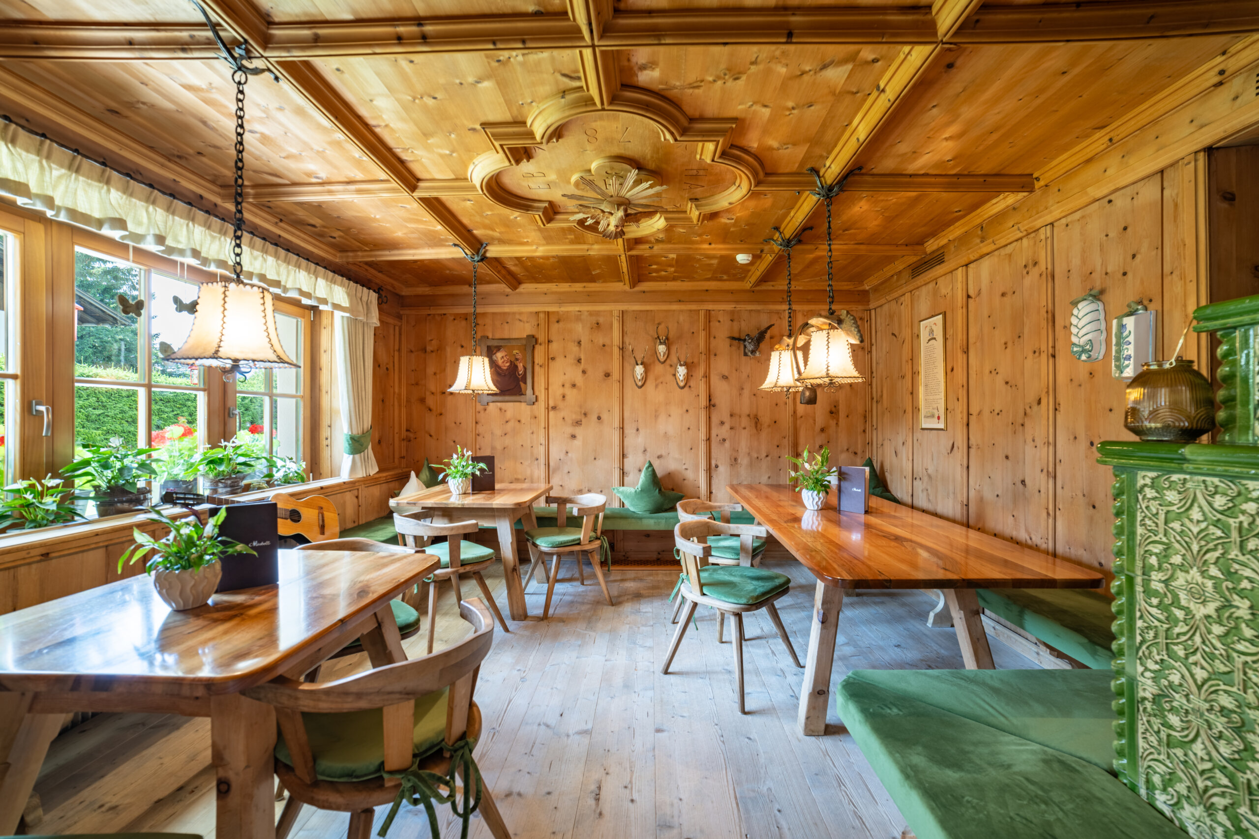 Esstische mit Stühlen und Ofen - 5 Sterne Hotel Mirabell Dolomites in Olang