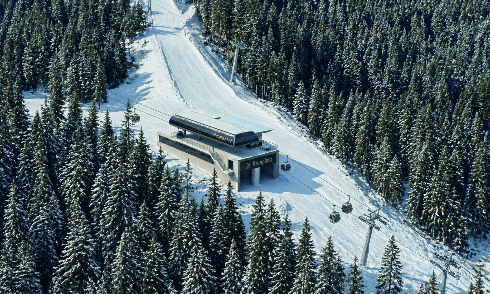 Eine Skiliftstation, umgeben von schneebedeckten Kiefern, und Gondeln, die einen verschneiten Hang hinauffahren. - Mirabell Dolomites Hotel