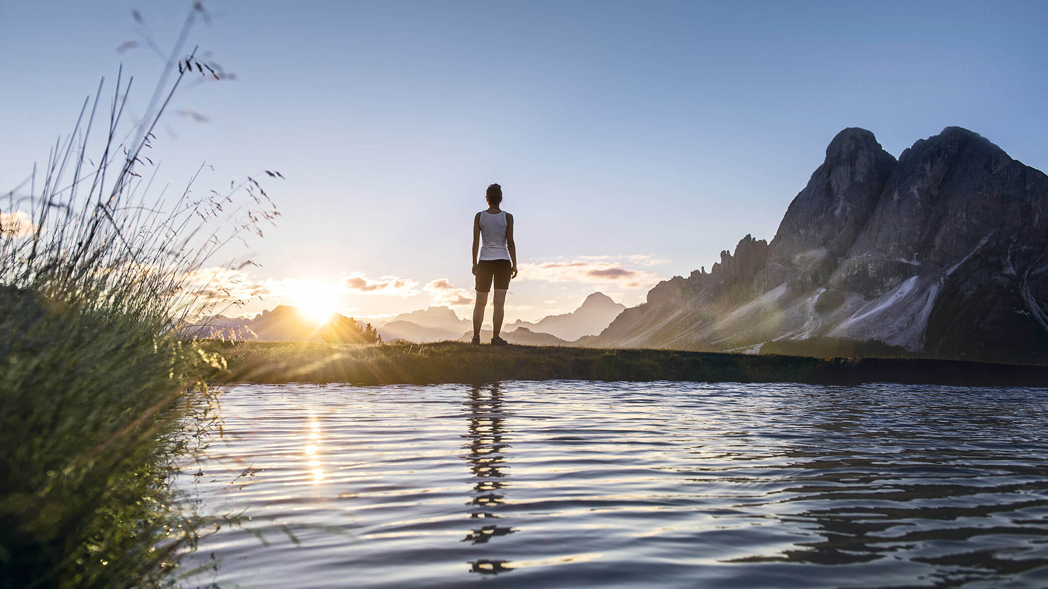 Yoga beim Bergsee - 5 Sterne Hotel Mirabell Dolomites in Olang