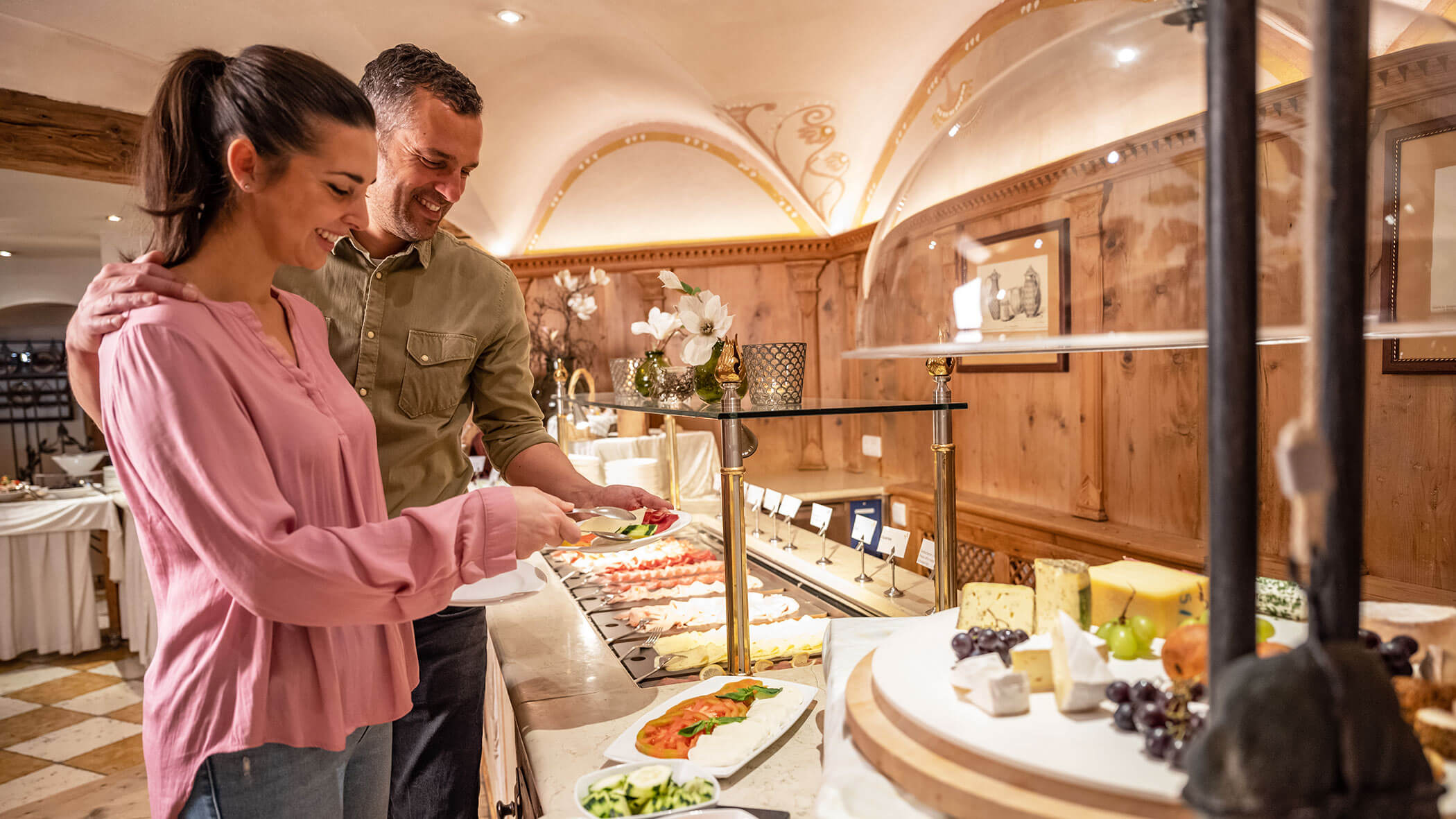 Käse und Wurst beim Frühstücksbuffet - 5 Sterne Hotel Mirabell Dolomites in Olang