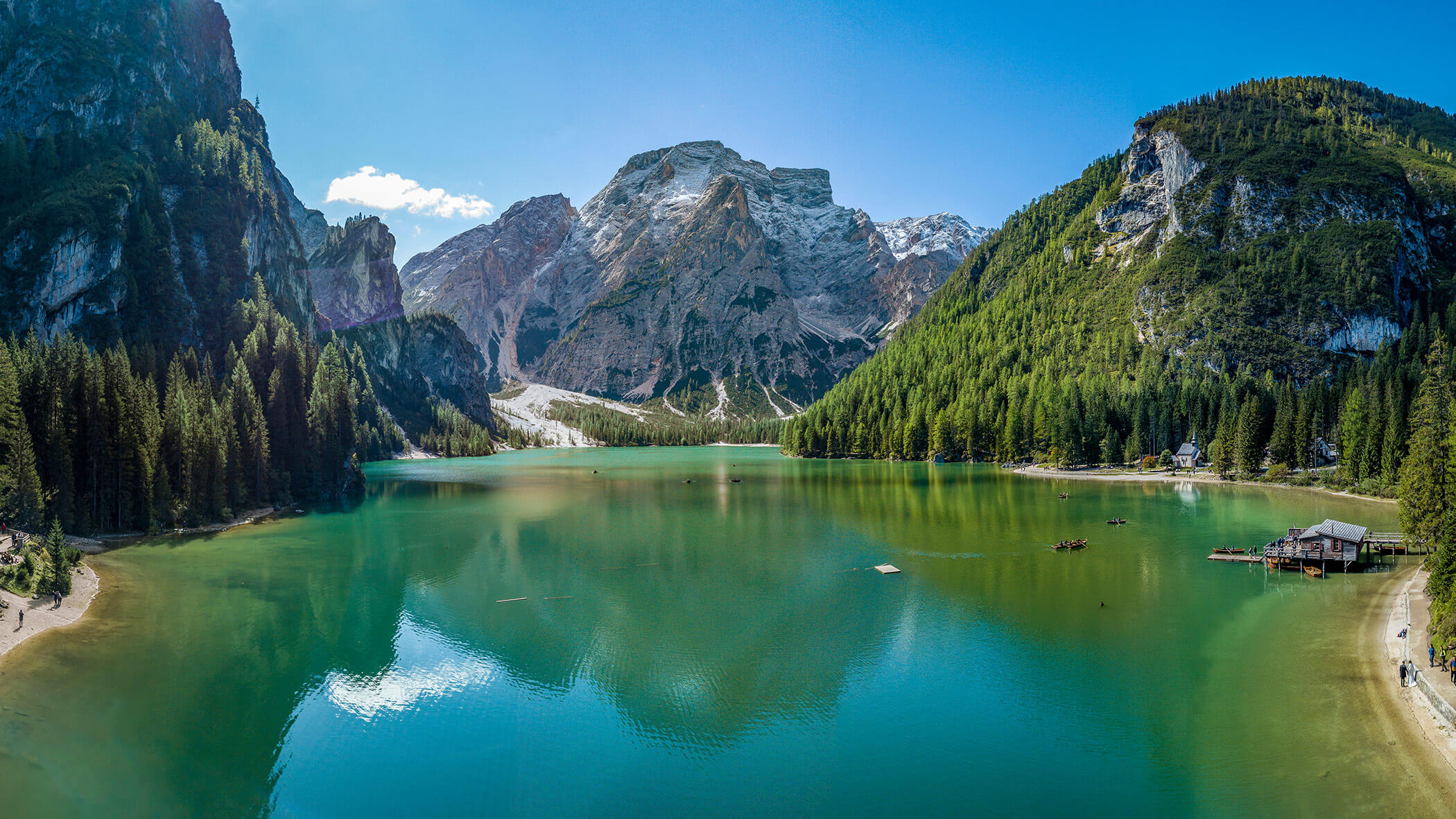 Pragser Wildsee im Sommer - Querformat - 5 Sterne Hotel Mirabell Dolomites in Olang