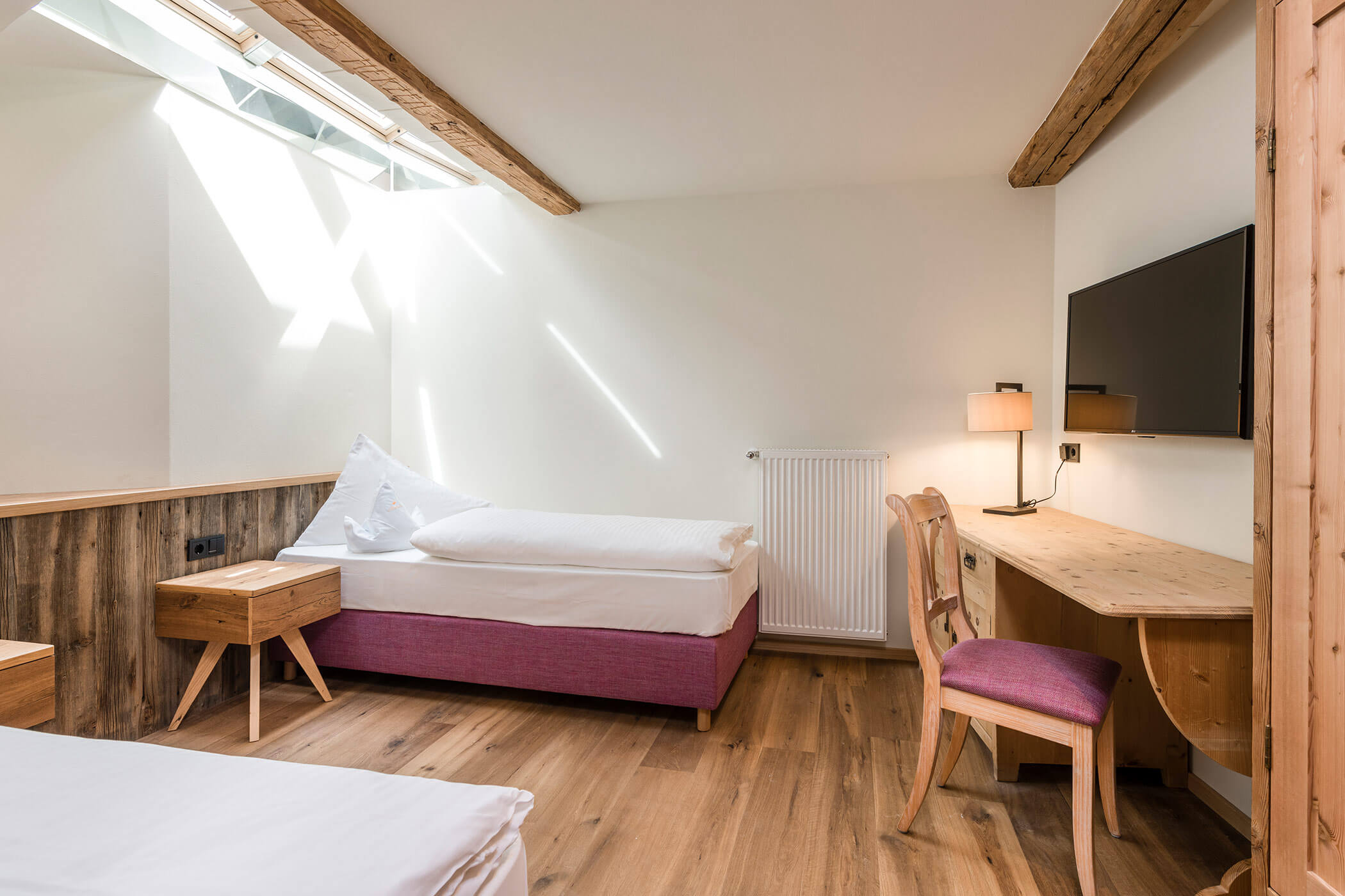 Bett - Zimmer Aurora - 5 Sterne Hotel Mirabell Dolomites in Olang