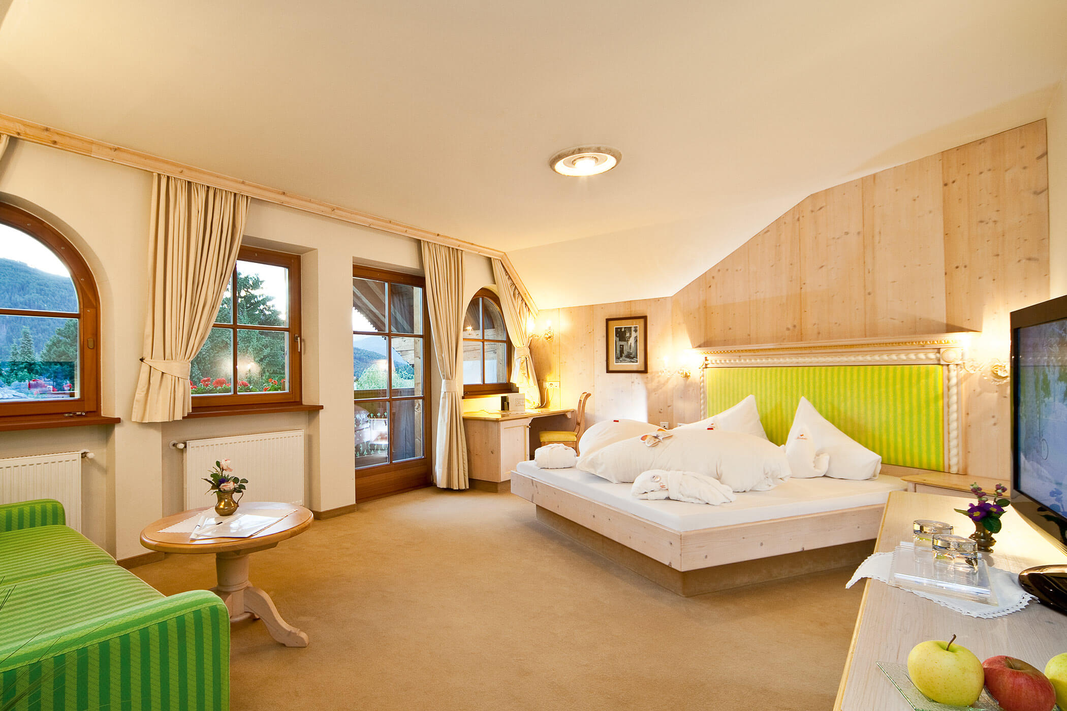 Schlafzimmer - Zimmer Frühling - 5 Sterne Hotel Mirabell Dolomites in Olang