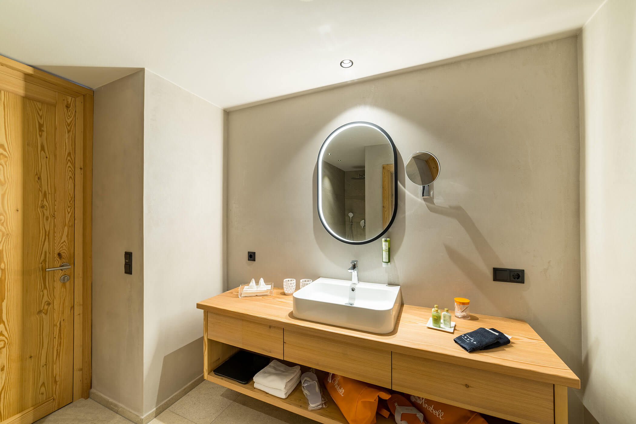 Waschbecken & Spiegel - Zimmer Garten Klassik - 5 Sterne Hotel Mirabell Dolomites in Olang