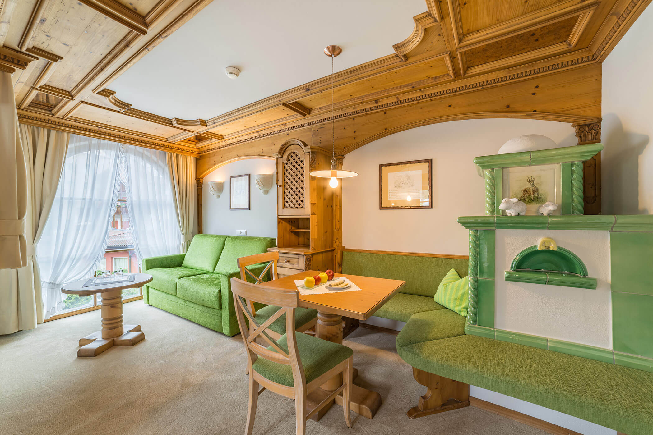 Esstisch & Couch - Zimmer im Turm Waldsaum - 5 Sterne Hotel Mirabell Dolomites in Olang