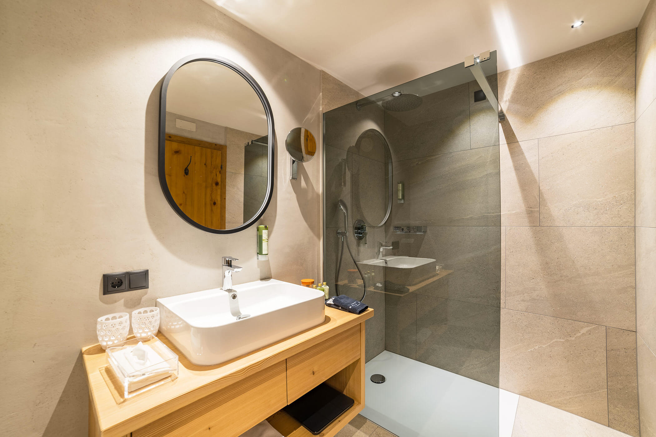 Badezimmer - Zimmer im Turm Waldsaum - 5 Sterne Hotel Mirabell Dolomites in Olang