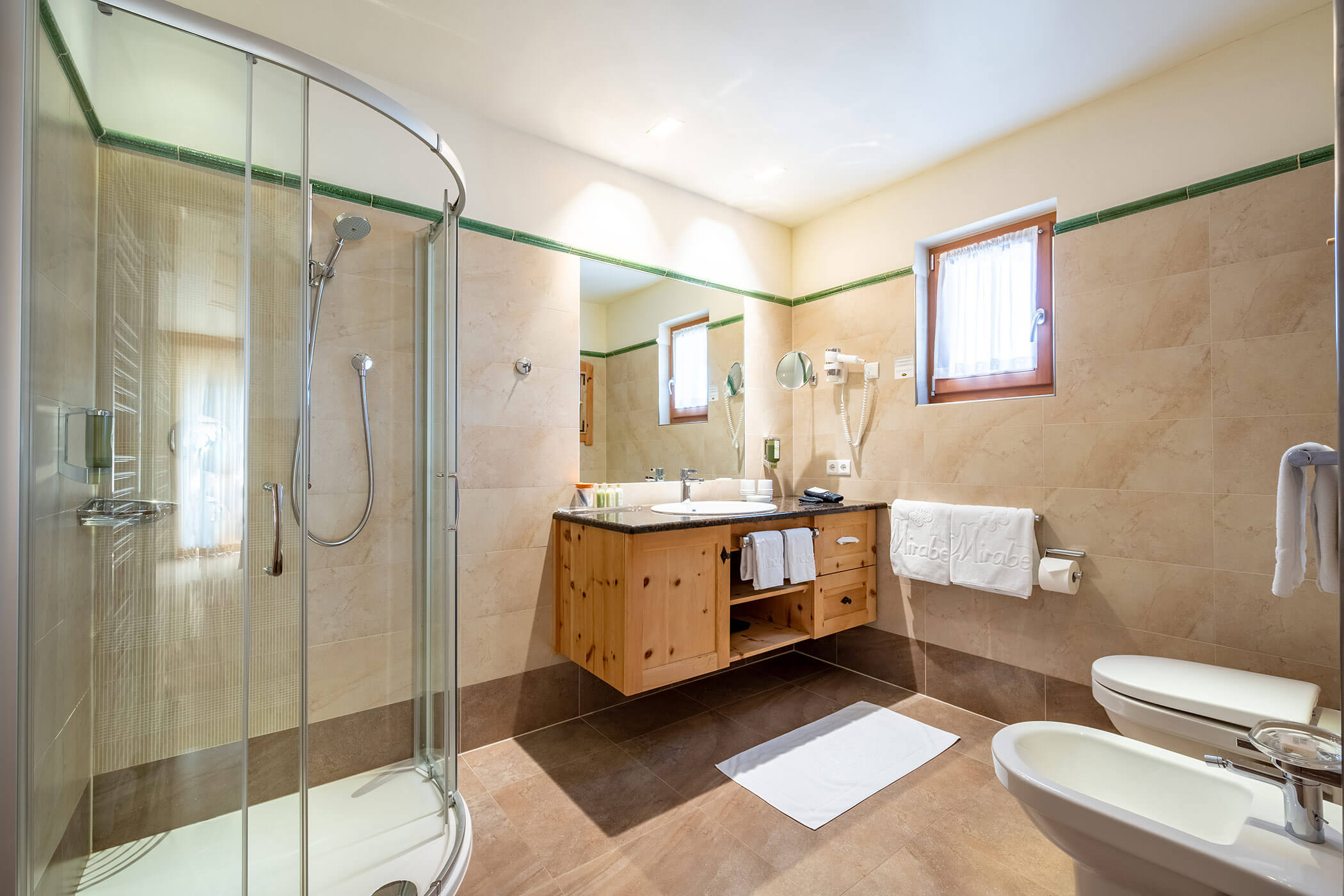 Badezimmer - Zimmer im Turm Waldsaum Style - 5 Sterne Hotel Mirabell Dolomites in Olang